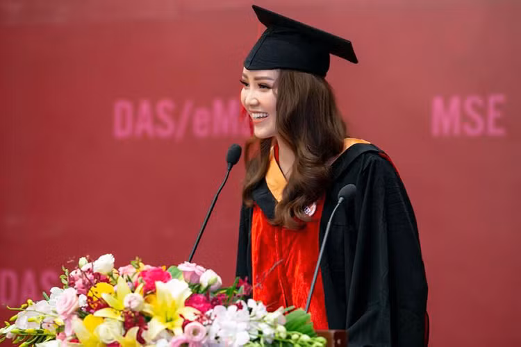 "Ông xã thấy tôi học nhiều môn hay quá, cũng xin lại hết sách để nghiên cứu. Có những khi hai vợ chồng ngồi nghiên cứu tranh luận đề tài cả buổi”, người đẹp chia sẻ thêm. Ảnh: FBNV