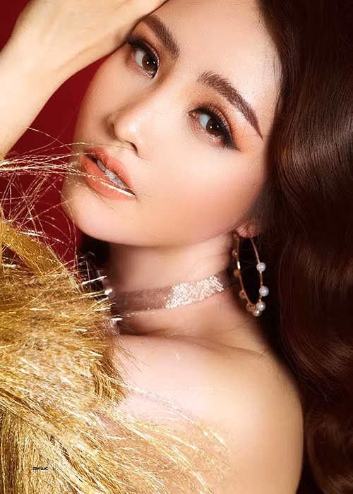 "Tôi xin khẳng định vợ chồng tôi vẫn hạnh phúc. Mặc dù đều bận rộn công việc riêng, cả hai luôn cố gắng sắp xếp thời gian để cùng gia đình du lịch", Thụy Vân chia sẻ trên báo Tiền Phong. Ảnh: Tiền Phong