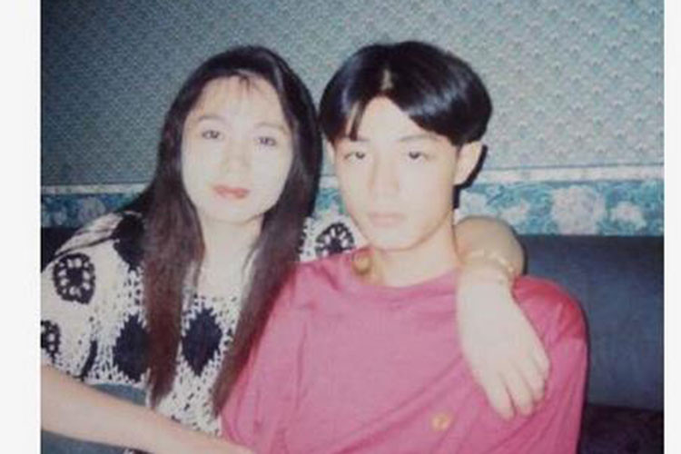 Hình ảnh Hoắc Kiến Hoa bên mẹ khi còn là một cậu nhóc. Ảnh: Weibo