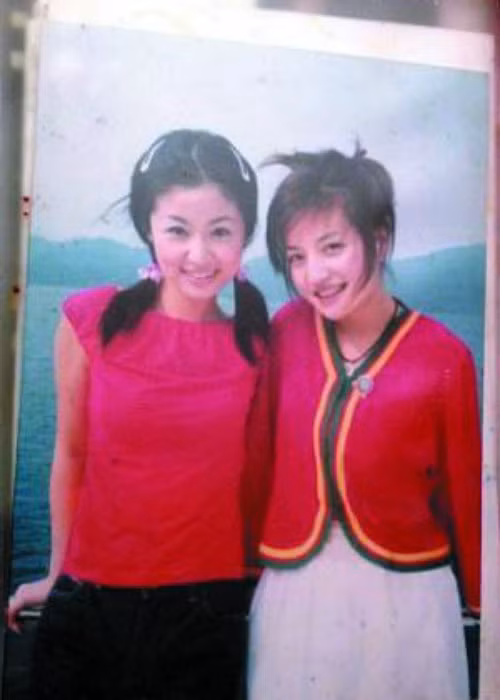 Nhờ vai diễn Hạ Tử Vy trong "Hoàn châu cách cách", Lâm Tâm Như một bước thành sao. Hiện tại, sự nghiệp của cô khá chững lại nhưng tình duyên lại vô cùng viên mãn. Lâm Tâm Như kết hôn với Hoắc Kiến Hoa, cả hai hiện có một bé gái tên Cá Heo Nhỏ. Ảnh: Khám phá