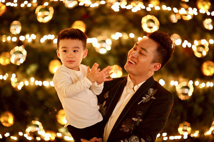 Tùng Dương và vợ đến nay chưa tổ chức đám cưới. Hiện, cặp đôi có một cậu con trai chung được 4 tuổi.