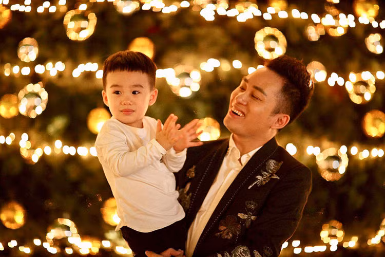 Tùng Dương và vợ đến nay chưa tổ chức đám cưới. Hiện, cặp đôi có một cậu con trai chung được 4 tuổi.