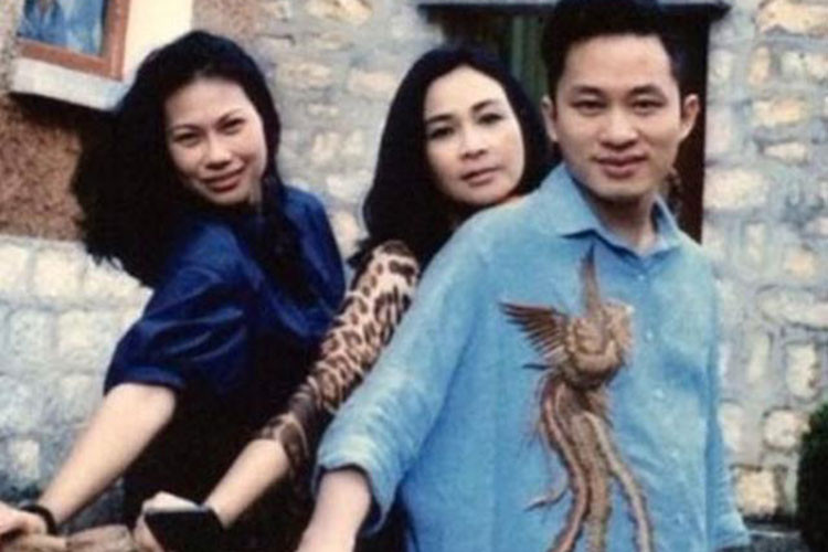 Bằng tuổi Huỳnh Đông, Tùng Dương cũng đang có tổ ấm hạnh phúc. Bà xã của nam ca sĩ (ngoài cùng bên trái) là một họa sĩ, có con gái riêng.