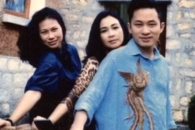 Bằng tuổi Huỳnh Đông, Tùng Dương cũng đang có tổ ấm hạnh phúc. Bà xã của nam ca sĩ (ngoài cùng bên trái) là một họa sĩ, có con gái riêng.