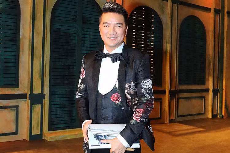 Đàm Vĩnh Hưng sinh năm 1971, tuổi Tân Hợi. Là một trong những sao nam giàu có bậc nhất showbiz Việt nhưng anh vẫn độc thân.