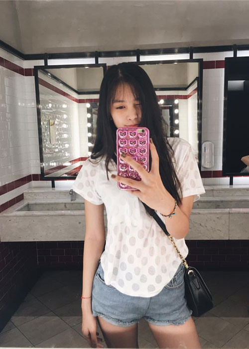 Ở tuổi 19, Tiểu Vy chỉ cần trang điểm nhẹ nhàng, chọn trang phục trẻ trung cũng đã phô diễn được vẻ đẹp tự nhiên của mình.