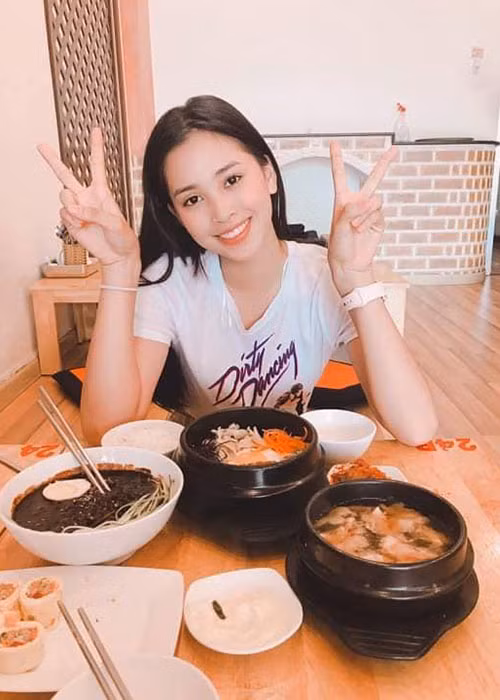 Chẳng mỹ nhân Việt giản dị ở đời thường mà lại đẹp mê hồn như Tiểu Vy.