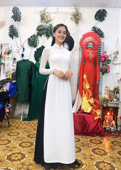 Tuy nhiên, càng giản dị bao nhiêu, Tiểu Vy lại càng mê hoặc lòng người bấy nhiêu.