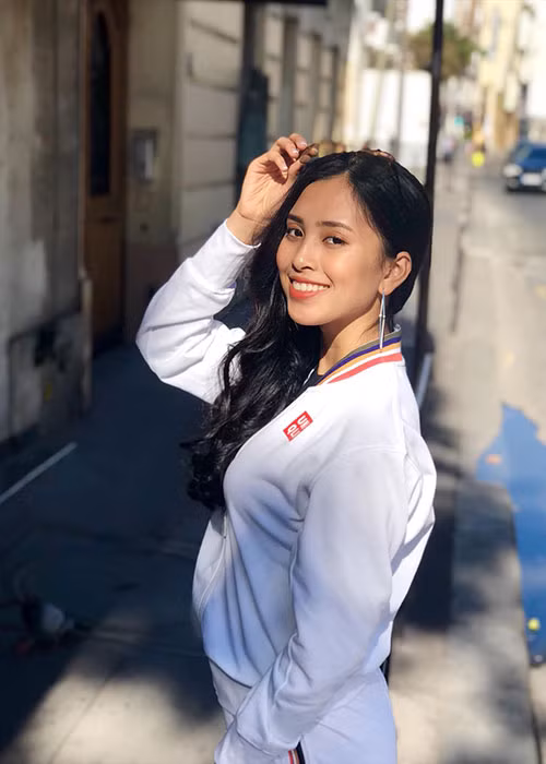 Khi trang điểm đậm hay mặc rườm rà, nàng hoa hậu 10x trông khá dừ so với tuổi thật.