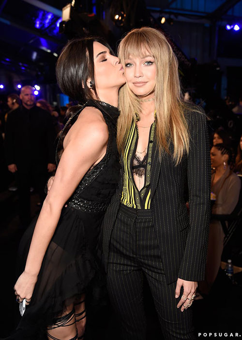 Phong cách thời trang của hai nàng tuổi Ất Hợi này cũng khá giống nhau: cá tính, hiện đại và gợi cảm.