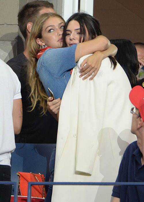 Khoảnh khắc hai chân dài sinh năm 1995 dành cho nhau cái ôm tình cảm khi đi chơi.