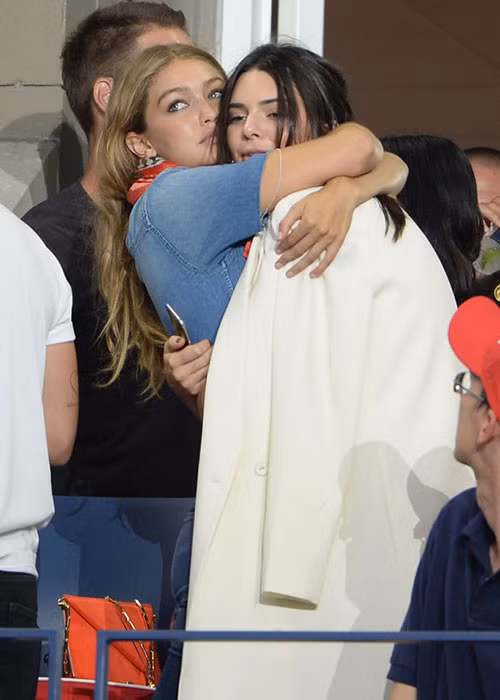 Khoảnh khắc hai chân dài sinh năm 1995 dành cho nhau cái ôm tình cảm khi đi chơi.