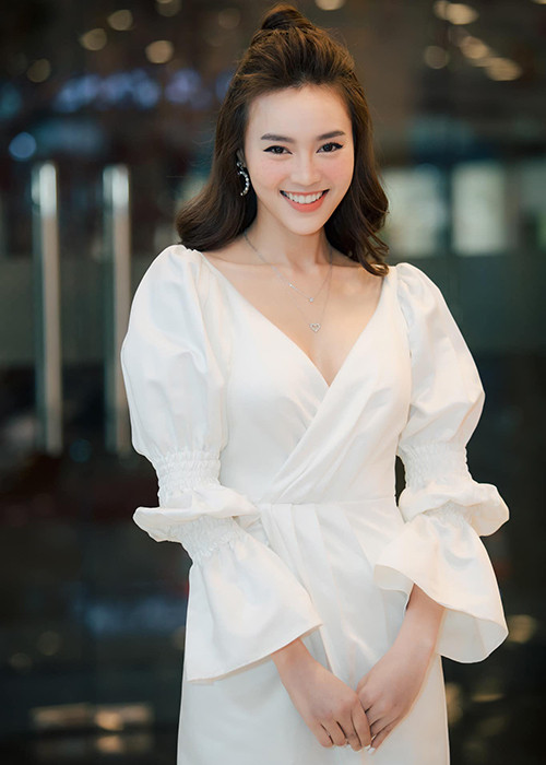 "Tôi không muốn mình đi theo hướng đó. Tôi muốn tạo nên cho mình một danh xưng mới, mang đậm dấu ấn bản thân mình và không phải thay thế ai", Lan Ngọc chia sẻ trên Khám phá. Ảnh: FBNV