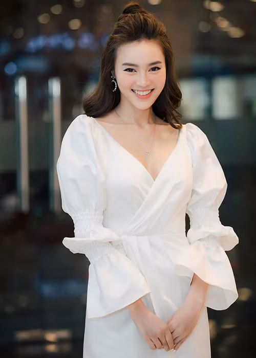 "Tôi không muốn mình đi theo hướng đó. Tôi muốn tạo nên cho mình một danh xưng mới, mang đậm dấu ấn bản thân mình và không phải thay thế ai", Lan Ngọc chia sẻ trên Khám phá. Ảnh: FBNV