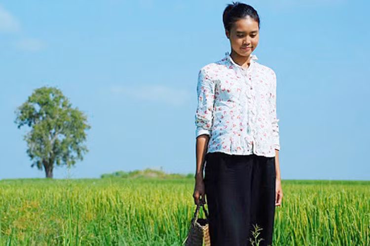 Trong "Cánh đồng bất tận", Lan Ngọc gây bất ngờ khi hóa thân tự nhiên nhân vật Nương. Vai diễn giúp cô nổi tiếng và ẵm loạt giải thưởng: Nữ diễn viên điện ảnh tại Mai Vàng 2011, Nữ diễn viên chính xuất sắc tại Liên hoan phim quốc gia 2011 và Nữ chính phim truyện nhựa tại Cánh diều vàng 2010. Ảnh: Đẹp plus