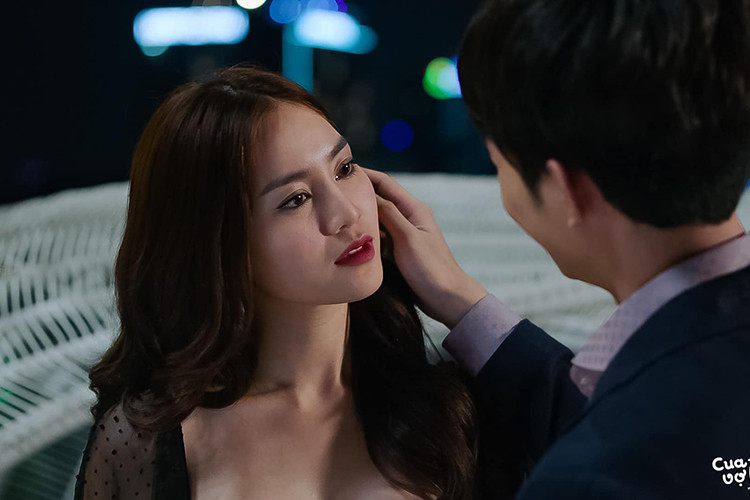 Hình ảnh của Lan Ngọc còn phủ sóng tại các rạp khi bộ phim do cô đóng chính mang tên "Cua lại vợ bầu" ra rạp dịp Tết Nguyên Đán 2019. Ảnh: FBNV