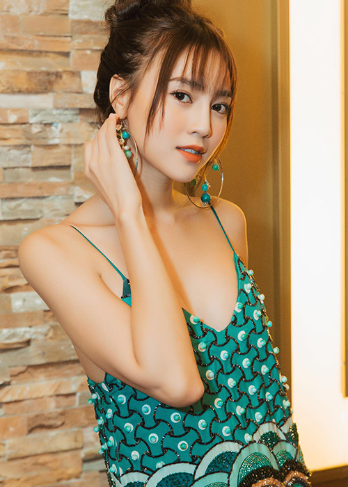 Lan Ngọc từng là cái tên được kỳ vọng sẽ thế chân "ngọc nữ" Tăng Thanh Hà. Nói về việc này, Lan Ngọc cho rằng "ngọc nữ" là một danh xưng dành cho và gắn liền với đàn chị nên bản thân Lan Ngọc không muốn thay thế hết. Ảnh: FBNV