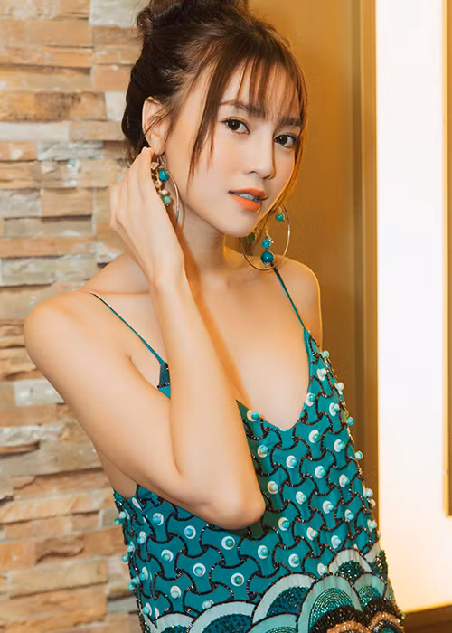 Lan Ngọc từng là cái tên được kỳ vọng sẽ thế chân "ngọc nữ" Tăng Thanh Hà. Nói về việc này, Lan Ngọc cho rằng "ngọc nữ" là một danh xưng dành cho và gắn liền với đàn chị nên bản thân Lan Ngọc không muốn thay thế hết. Ảnh: FBNV