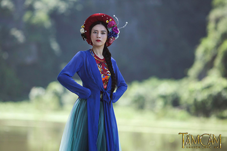 Năm 2016, từ bỏ hình ảnh "ngọc nữ", Lan Ngọc đóng vai phản diện trong bộ phim điện ảnh "Tấm Cám: Chuyện chưa kể". Dù lần đầu tiên đảm nhận vai ác nhưng Lan Ngọc lại diễn tròn vai đến bất ngờ, thậm chí lấn át dàn diễn viên chính. Ảnh: Saostar