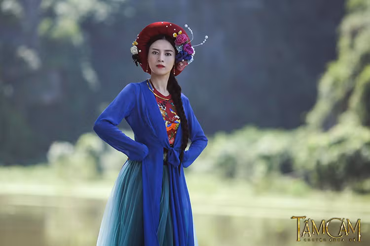 Năm 2016, từ bỏ hình ảnh "ngọc nữ", Lan Ngọc đóng vai phản diện trong bộ phim điện ảnh "Tấm Cám: Chuyện chưa kể". Dù lần đầu tiên đảm nhận vai ác nhưng Lan Ngọc lại diễn tròn vai đến bất ngờ, thậm chí lấn át dàn diễn viên chính. Ảnh: Saostar