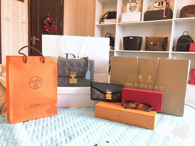 Một góc tủ đựng các loại túi cách hàng hiệu của Huyền Trang khiến nhiều người trầm trồ ngưỡng mộ. Có thể dế dàng nhận thấy nhiều thương hiệu đình đám như Dior, Hermes, Burberry...