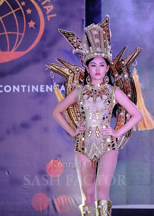 So sánh ảnh trang phục dân tộc Ngân Anh đăng tải trên trang cá nhân, nhiều người phát hiện, cô đã bỏ phần váy choàng phía sau khi lên sân khấu trình diễn. Ảnh: Sash Factor