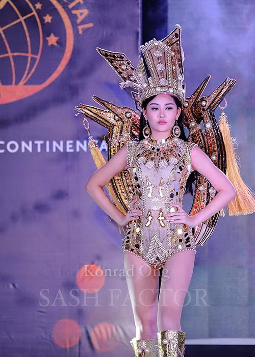 So sánh ảnh trang phục dân tộc Ngân Anh đăng tải trên trang cá nhân, nhiều người phát hiện, cô đã bỏ phần váy choàng phía sau khi lên sân khấu trình diễn. Ảnh: Sash Factor