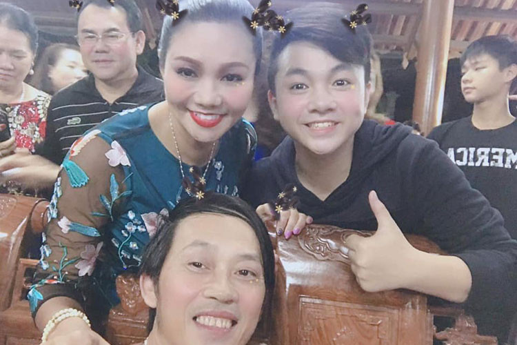 Được Hoài Linh căn dặn “Không học tốt thì không cho tiếp tục đi diễn", bé Ben chăm chỉ học hành và luôn đạt thành tích tốt. Ảnh: FBNV