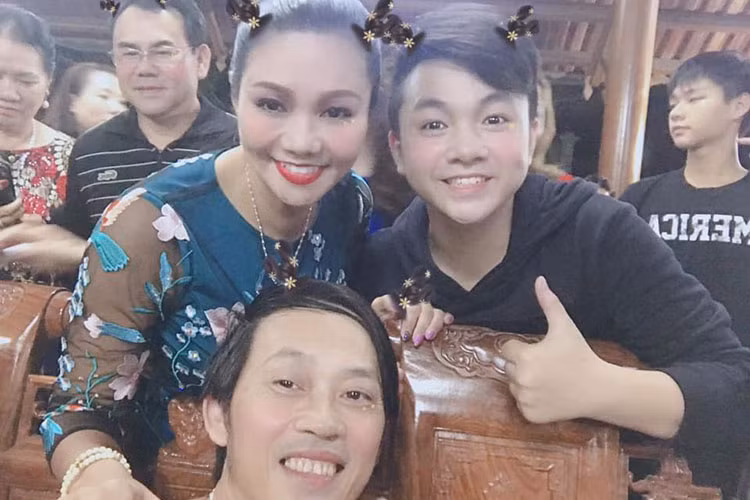 Được Hoài Linh căn dặn “Không học tốt thì không cho tiếp tục đi diễn", bé Ben chăm chỉ học hành và luôn đạt thành tích tốt. Ảnh: FBNV