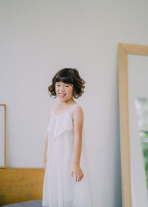 Bé Nguyệt Cát hiện vẫn sống bên mẹ ở Mỹ và chuyên tâm học hành. Cô nhóc cũng càng lớn càng xinh xắn. Ảnh: FBNV