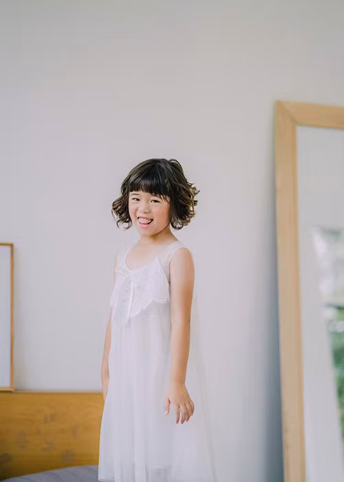 Bé Nguyệt Cát hiện vẫn sống bên mẹ ở Mỹ và chuyên tâm học hành. Cô nhóc cũng càng lớn càng xinh xắn. Ảnh: FBNV