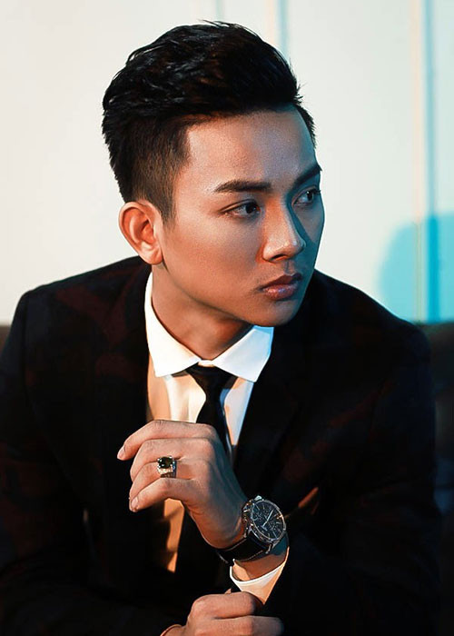 Sau thời gian hoạt động nghệ thuật mờ nhạt, năm 2018, con nuôi Hoài Linh đột ngột nghỉ hát 2 năm để dành thời gian nghỉ ngơi, đi học và trau dồi giọng hát. Ảnh: Zing