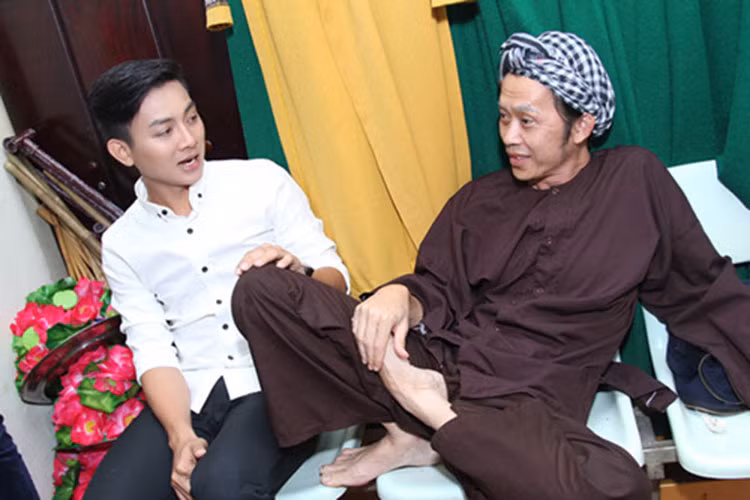 Là người dạy bảo, đỡ đầu Hoài Lâm, Hoài Linh không khỏi thất vọng khi con nuôi không đi theo con đường dòng nhạc quê hương. Ảnh: Tiền Phong