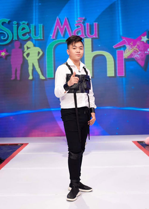 Chỉ thi thoảng, cậu con trai nuôi của Hoài Linh mới tham gia sự kiện. Hiện tại, ở tuổi 15, bé Ben cũng đã lớn phổng phao. Ảnh: FBNV