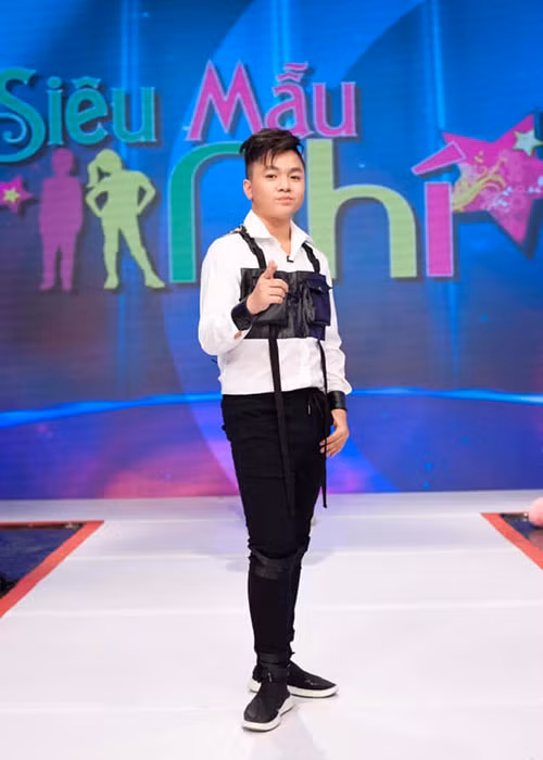 Chỉ thi thoảng, cậu con trai nuôi của Hoài Linh mới tham gia sự kiện. Hiện tại, ở tuổi 15, bé Ben cũng đã lớn phổng phao. Ảnh: FBNV