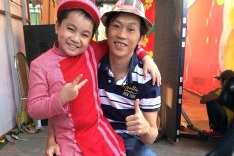 Bé Ben (tên thật là Nguyễn Hoàng Quân) cũng là con nuôi của Hoài Linh. Năm 2015, cậu nhóc đoạt giải quán quân Gương mặt thân quen nhí. Ảnh: Yan