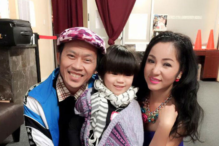 Ngoài bé Ben, Hoài Linh còn nhận bé Nguyệt Cát - con gái của danh hài Thúy Nga làm con nuôi. Ảnh: FBNV