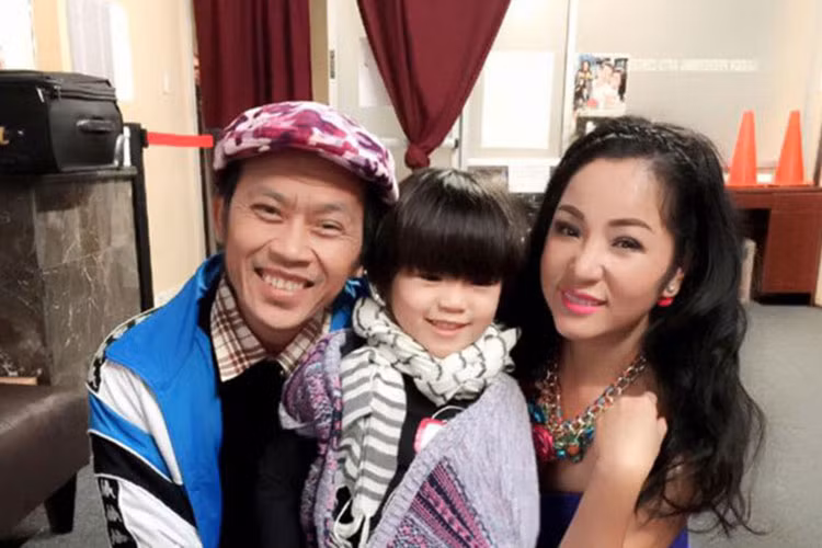 Ngoài bé Ben, Hoài Linh còn nhận bé Nguyệt Cát - con gái của danh hài Thúy Nga làm con nuôi. Ảnh: FBNV