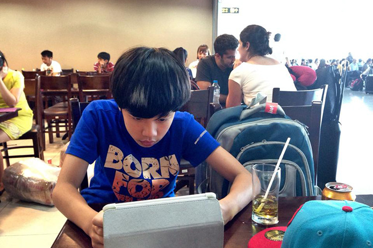 "Con trai tôi tình cảm, hết lòng với bạn bè, tham gia các hoạt động thể thao văn nghệ đều giỏi, mỗi tội học thì hơi lười một tí", nữ nghệ sĩ chia sẻ trên Người đưa tin.