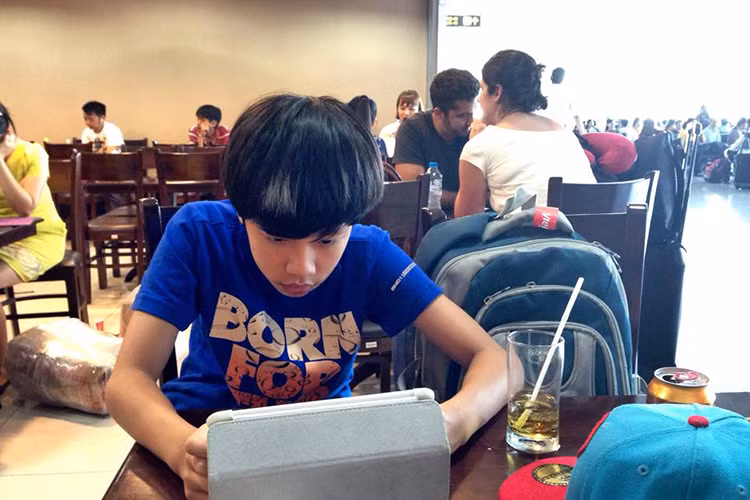 "Con trai tôi tình cảm, hết lòng với bạn bè, tham gia các hoạt động thể thao văn nghệ đều giỏi, mỗi tội học thì hơi lười một tí", nữ nghệ sĩ chia sẻ trên Người đưa tin.