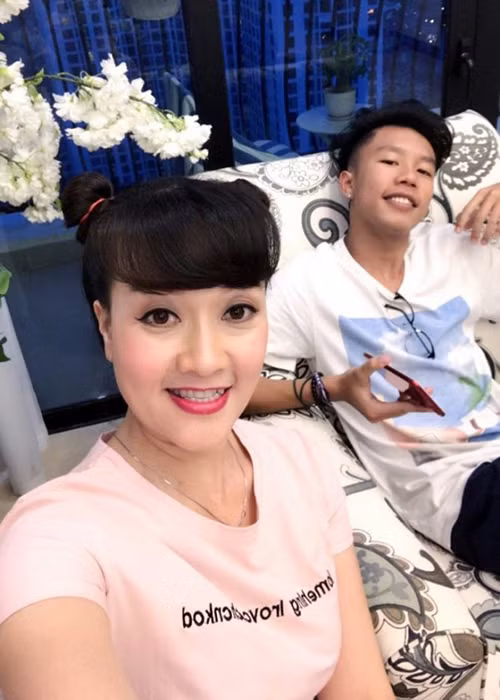 Nữ nghệ sĩ hài Vân Dung hạnh phúc với cuộc sống hiện tại bên chồng con.