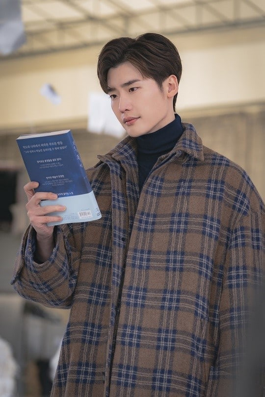 Nhà sản xuất bộ phim “Romance Supplement” tung tạo hình chính thức của nam chính Lee Jong Suk. Trong phim, anh vào vai Cha Eun Ho, là cây bút hàng đầu và là thần tượng trong giới văn đàn.