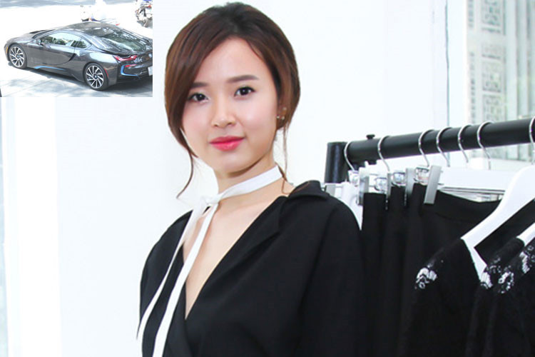 Sau khi chia tay Midu, Phan Thành đăng ảnh nắm tay bạn gái cũ, đính chính vẫn là người độc thân và lặng lẽ theo dõi Midu từ xa. Ảnh: Dân Việt