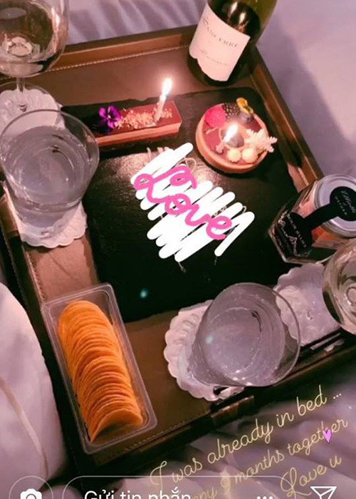 Kỷ niệm 9 tháng bên nhau, Thanh Tú khoe bữa ăn lãng mạn do hai vợ chồng tổ chức trong phòng ngủ.