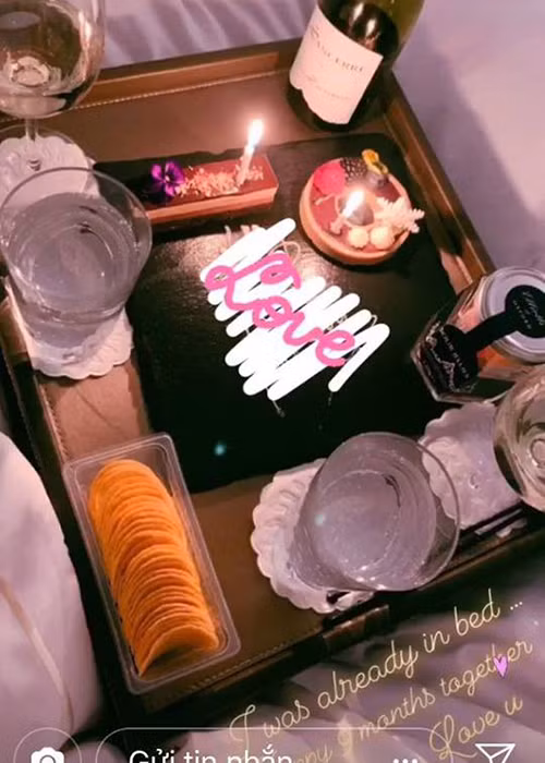 Kỷ niệm 9 tháng bên nhau, Thanh Tú khoe bữa ăn lãng mạn do hai vợ chồng tổ chức trong phòng ngủ.