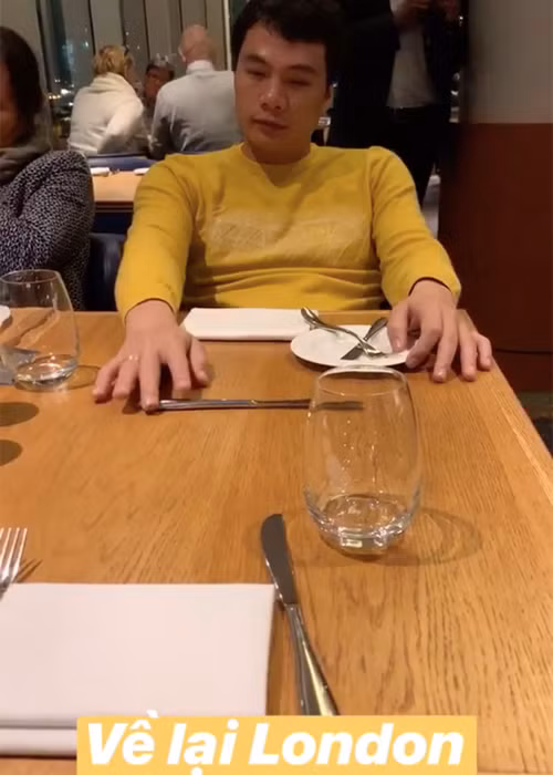 Với Thanh Tú, ông xã chính là mối tình đầu tiên của người đẹp. Trong khi đó, có thông tin doanh nhân Thành Phương từng qua một lần đò và có con riêng.