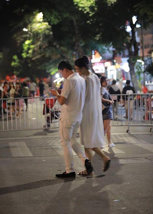 Sau tiệc cưới, đôi vợ chồng son bị bắt gặp tình tứ đi dạo. Ảnh: Saostar