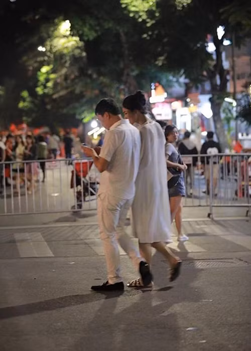 Sau tiệc cưới, đôi vợ chồng son bị bắt gặp tình tứ đi dạo. Ảnh: Saostar