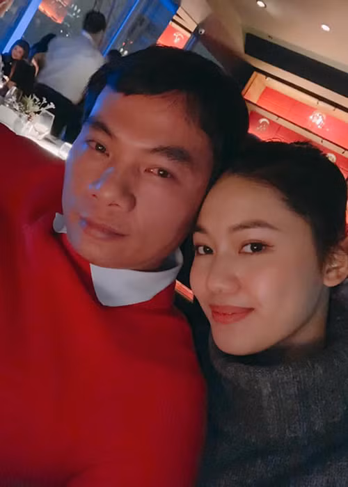 Mới đây, Thanh Tú công khai ảnh tình tứ bên chồng để thực hiện lời mong mỏi muốn xem ảnh có đôi của Hoa hậu Ngọc Hân.