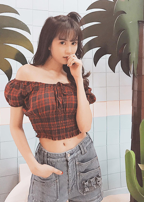 Ở tuổi 30, Ngọc Trinh dường như đã chán phong cách gợi cảm khi thường xuyên ăn mặc như nữ sinh.